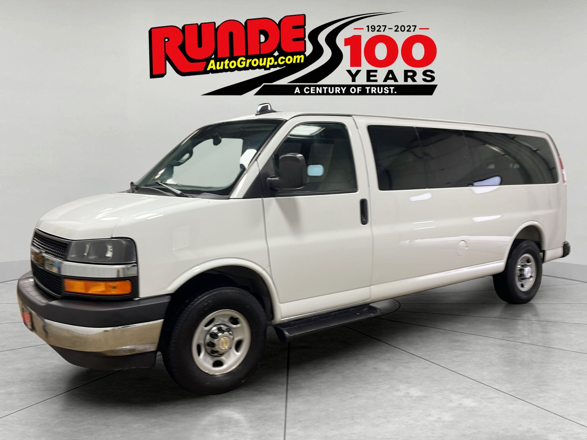 2025 Chevrolet Express Passenger 1LT