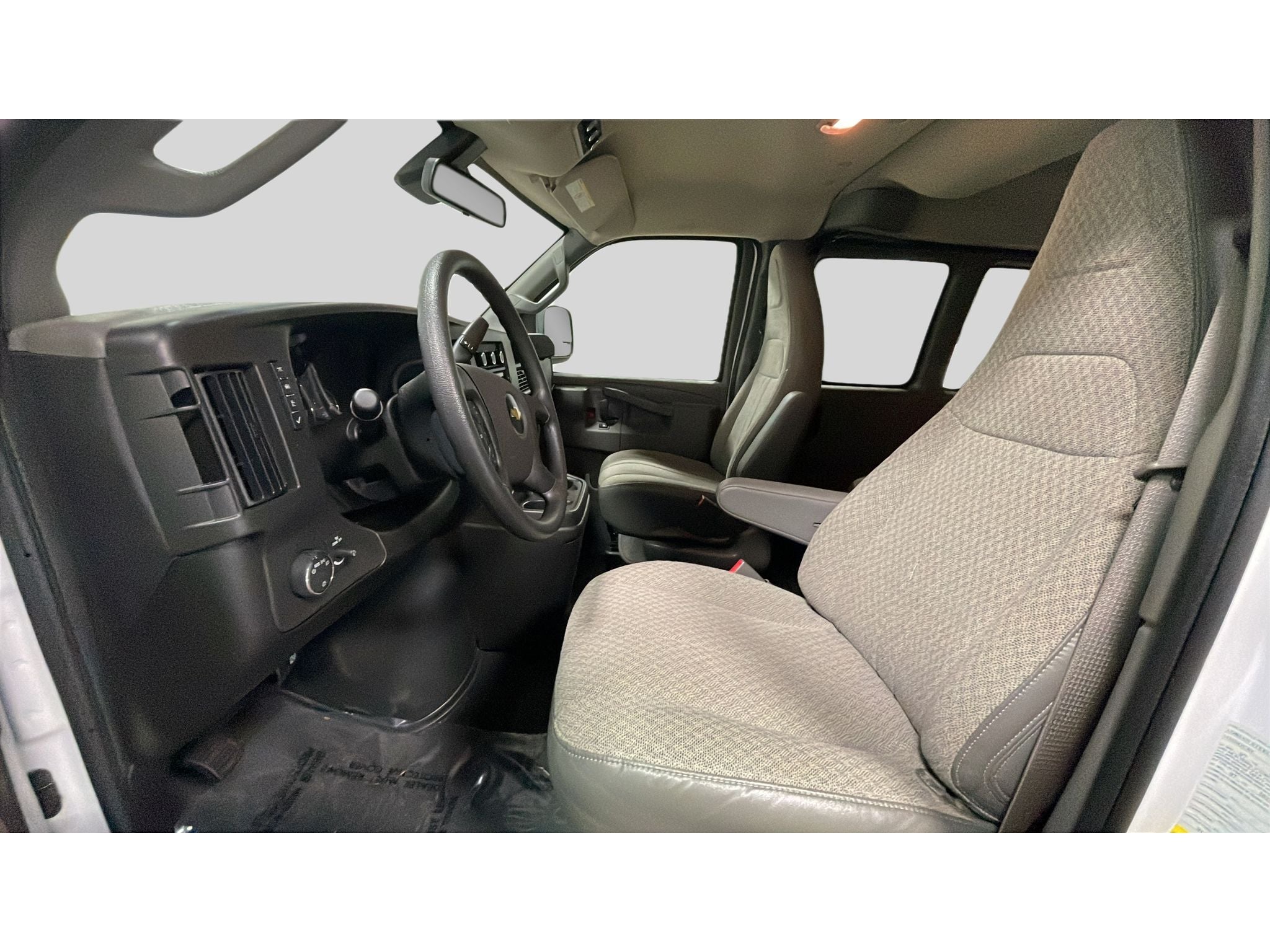 2025 Chevrolet Express Passenger 1LT