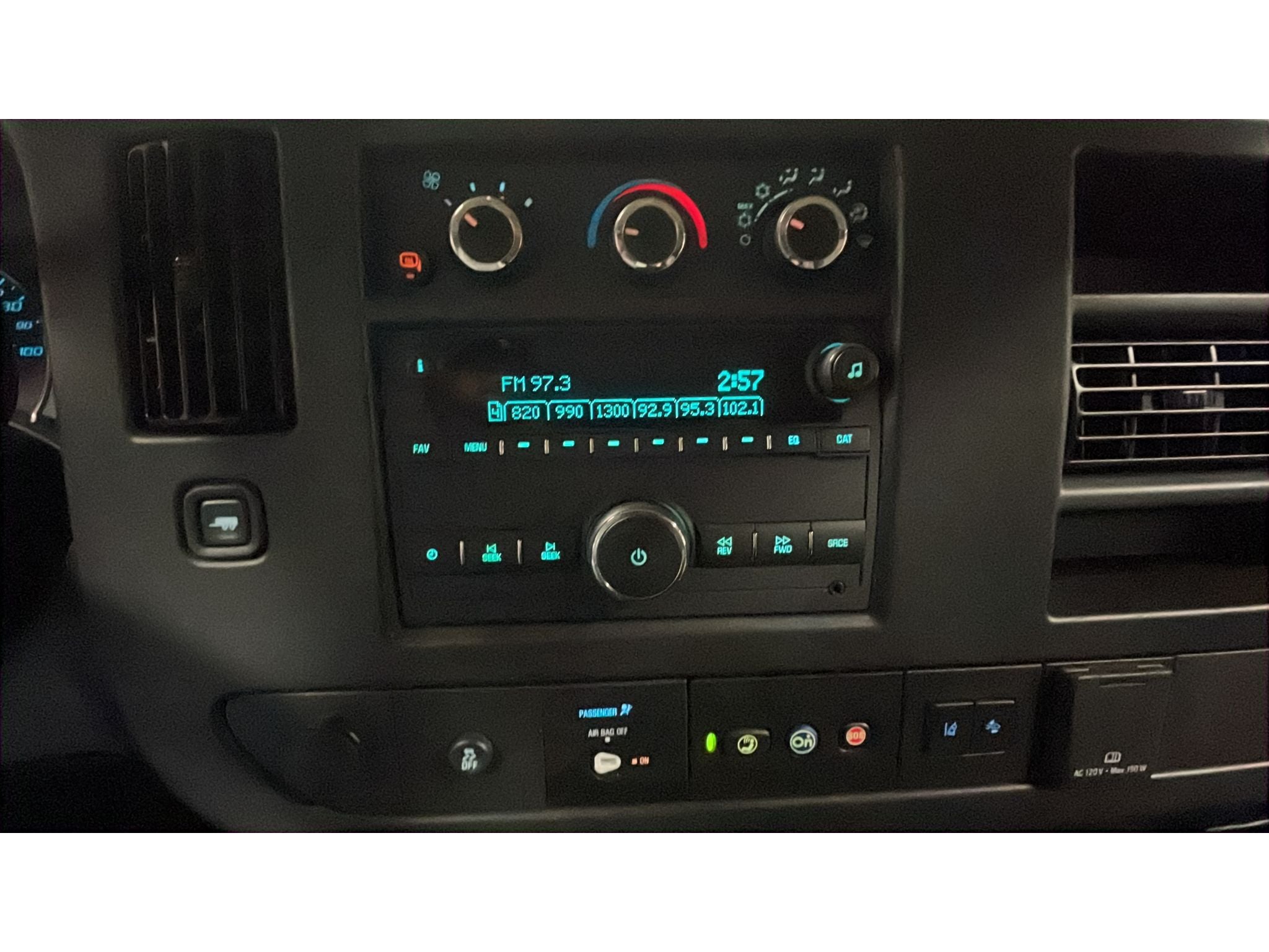 2025 Chevrolet Express Passenger 1LT