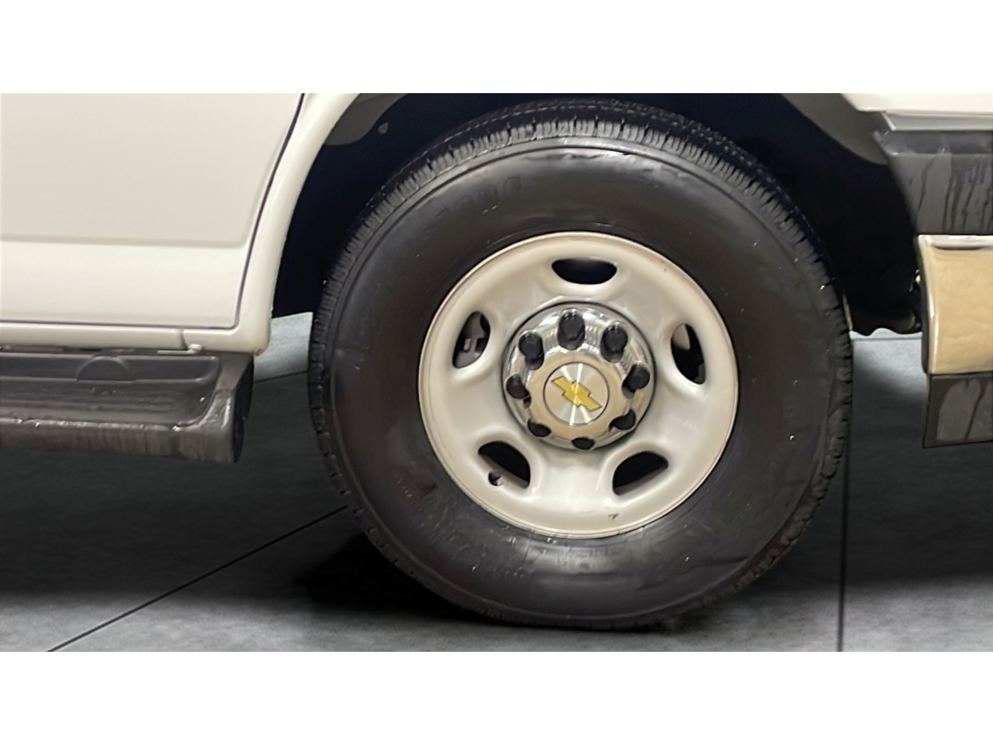 2025 Chevrolet Express Passenger 1LT