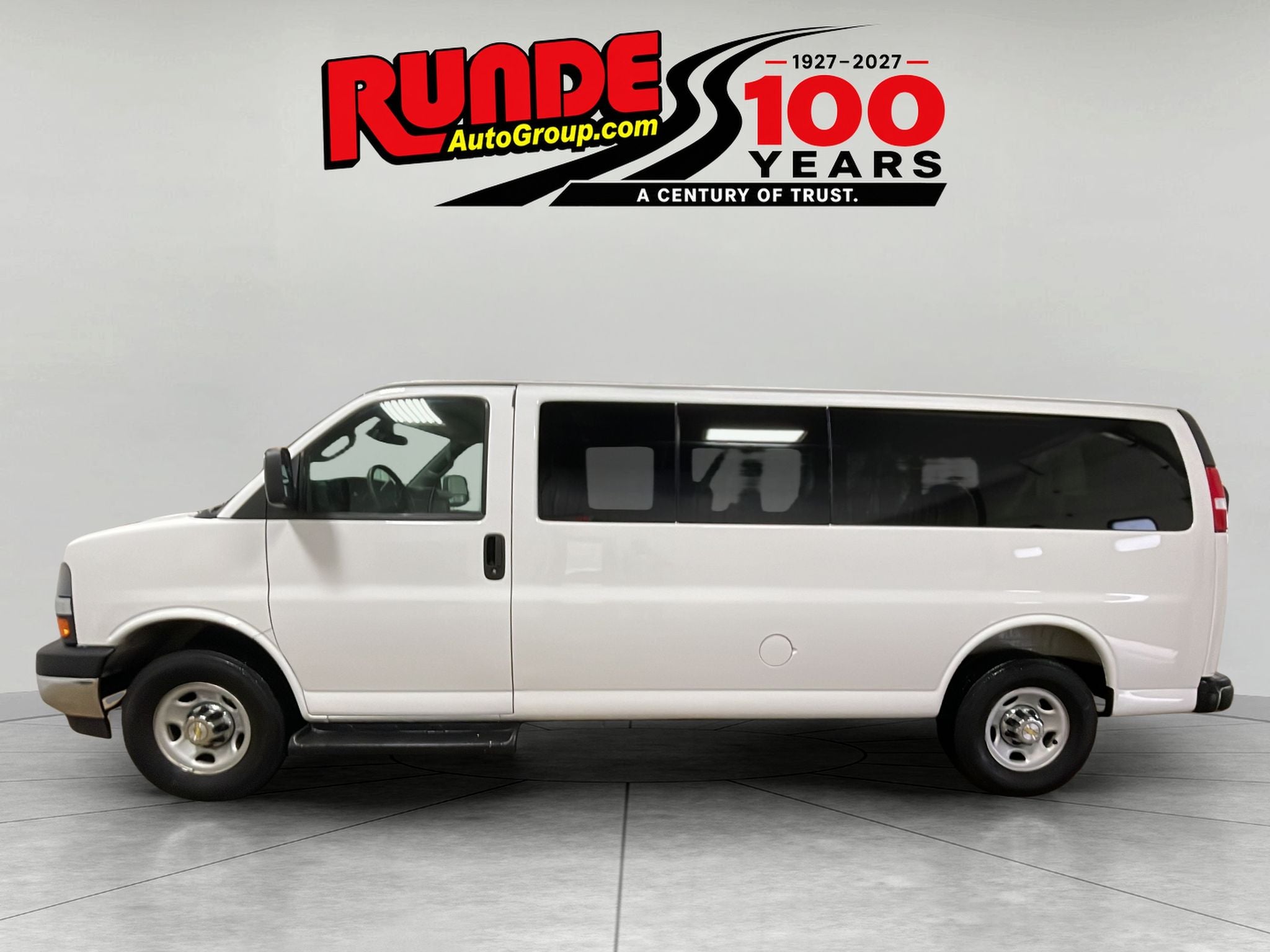2025 Chevrolet Express Passenger 1LT