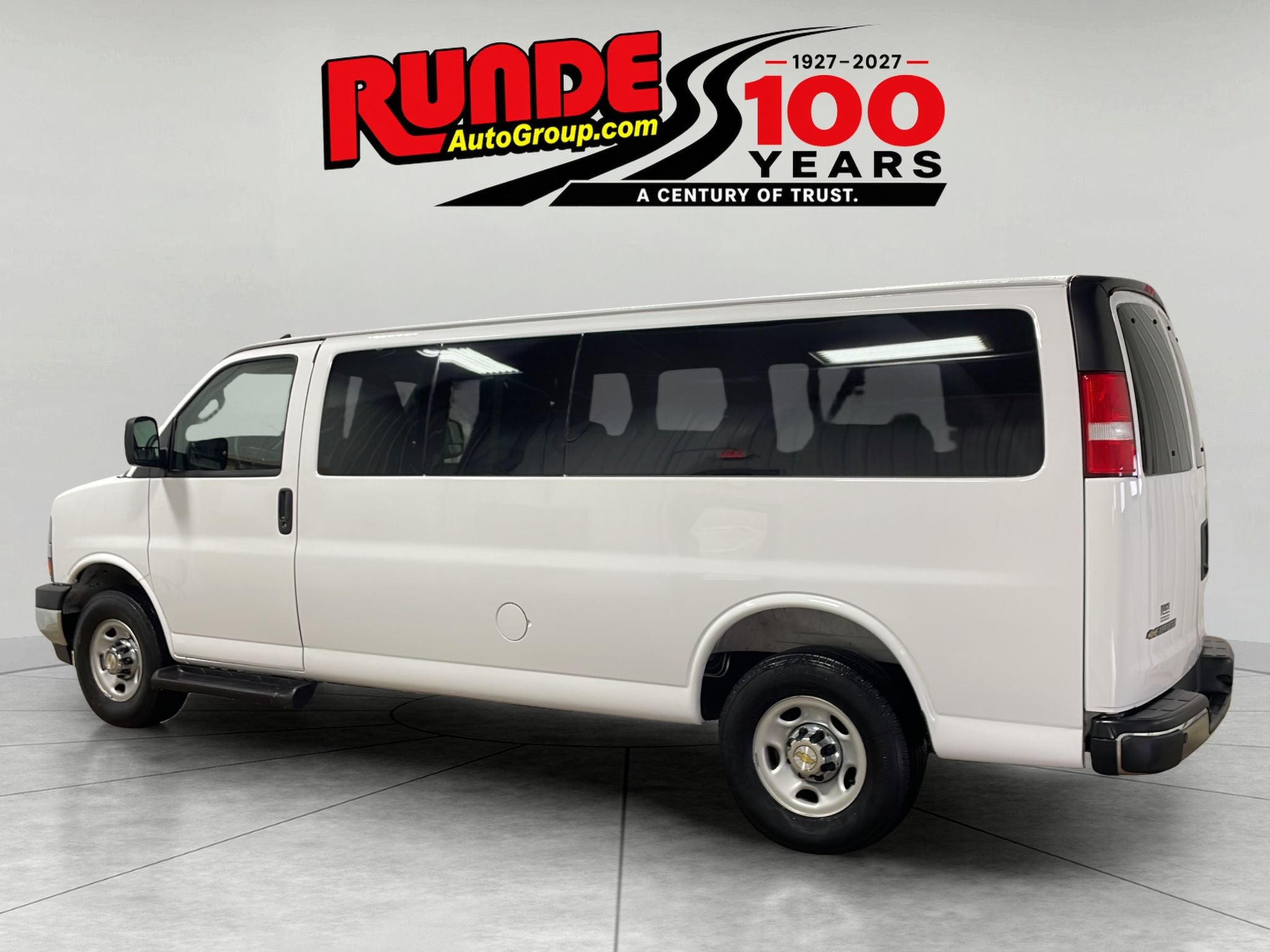 2025 Chevrolet Express Passenger 1LT