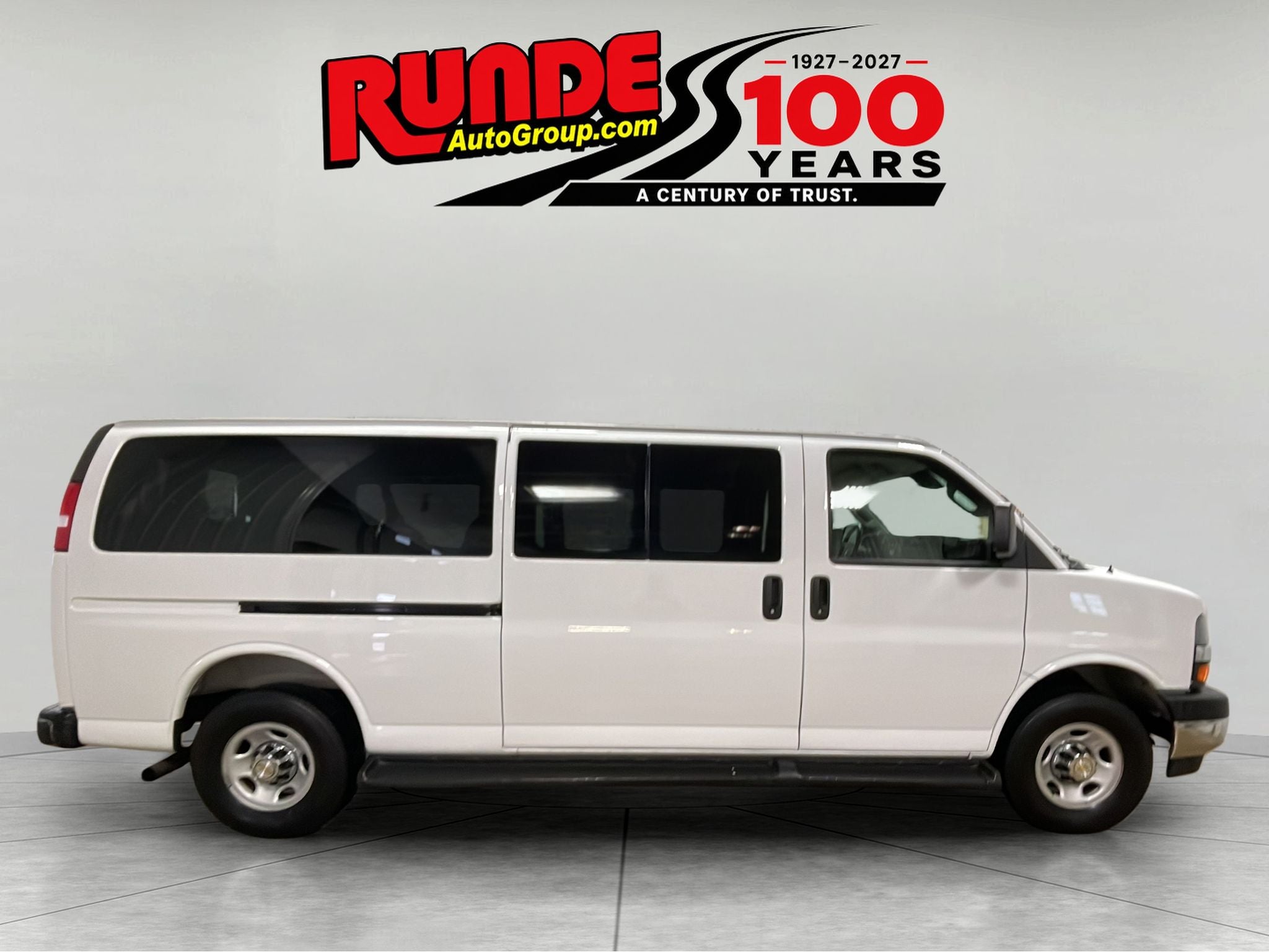 2025 Chevrolet Express Passenger 1LT