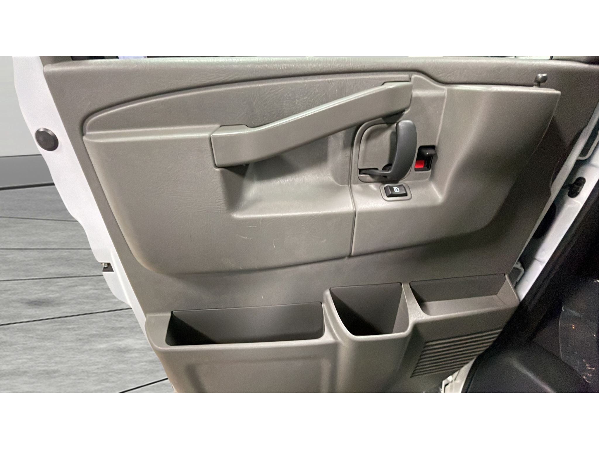 2025 Chevrolet Express Passenger 1LT