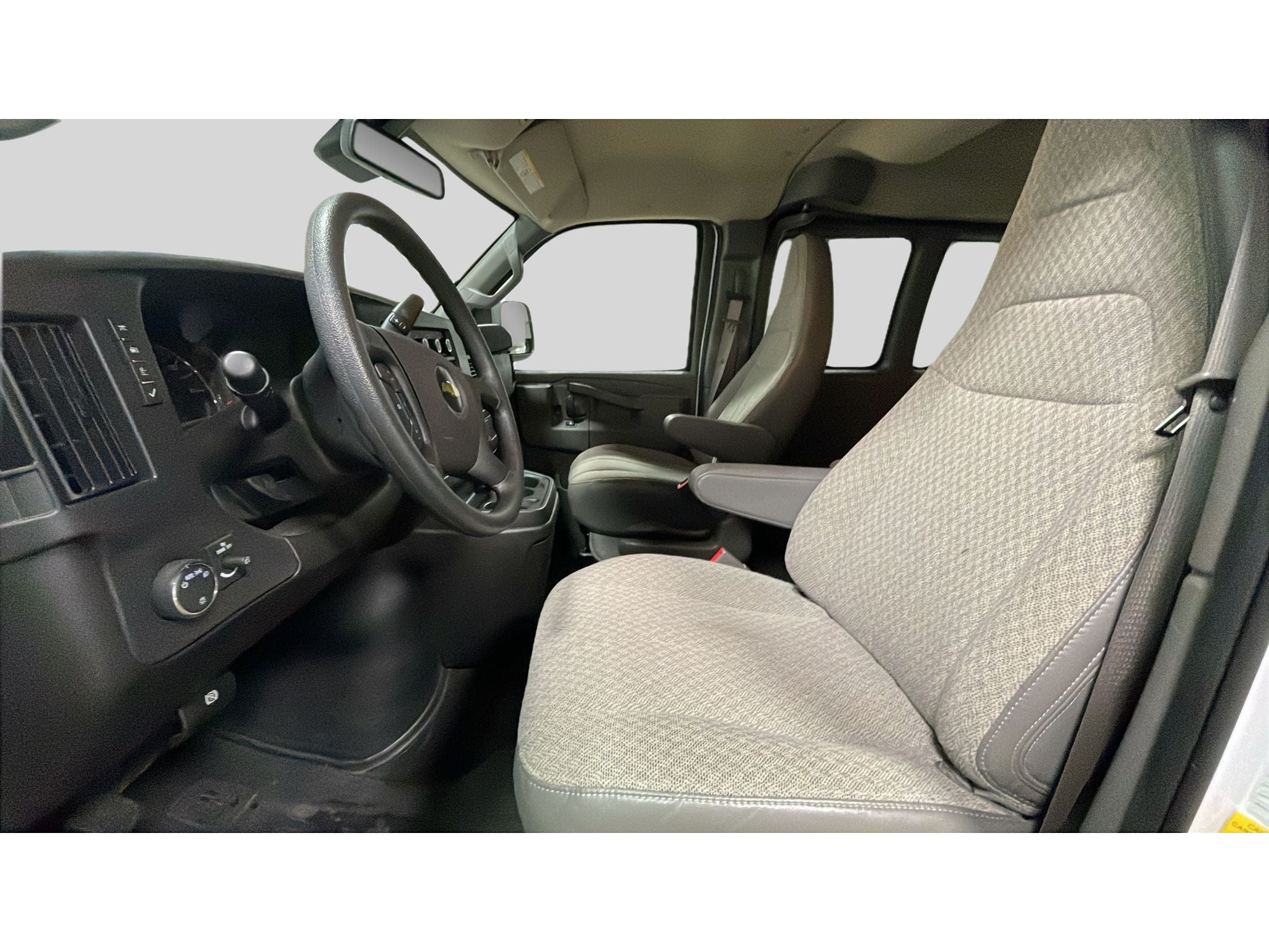 2025 Chevrolet Express Passenger 1LT