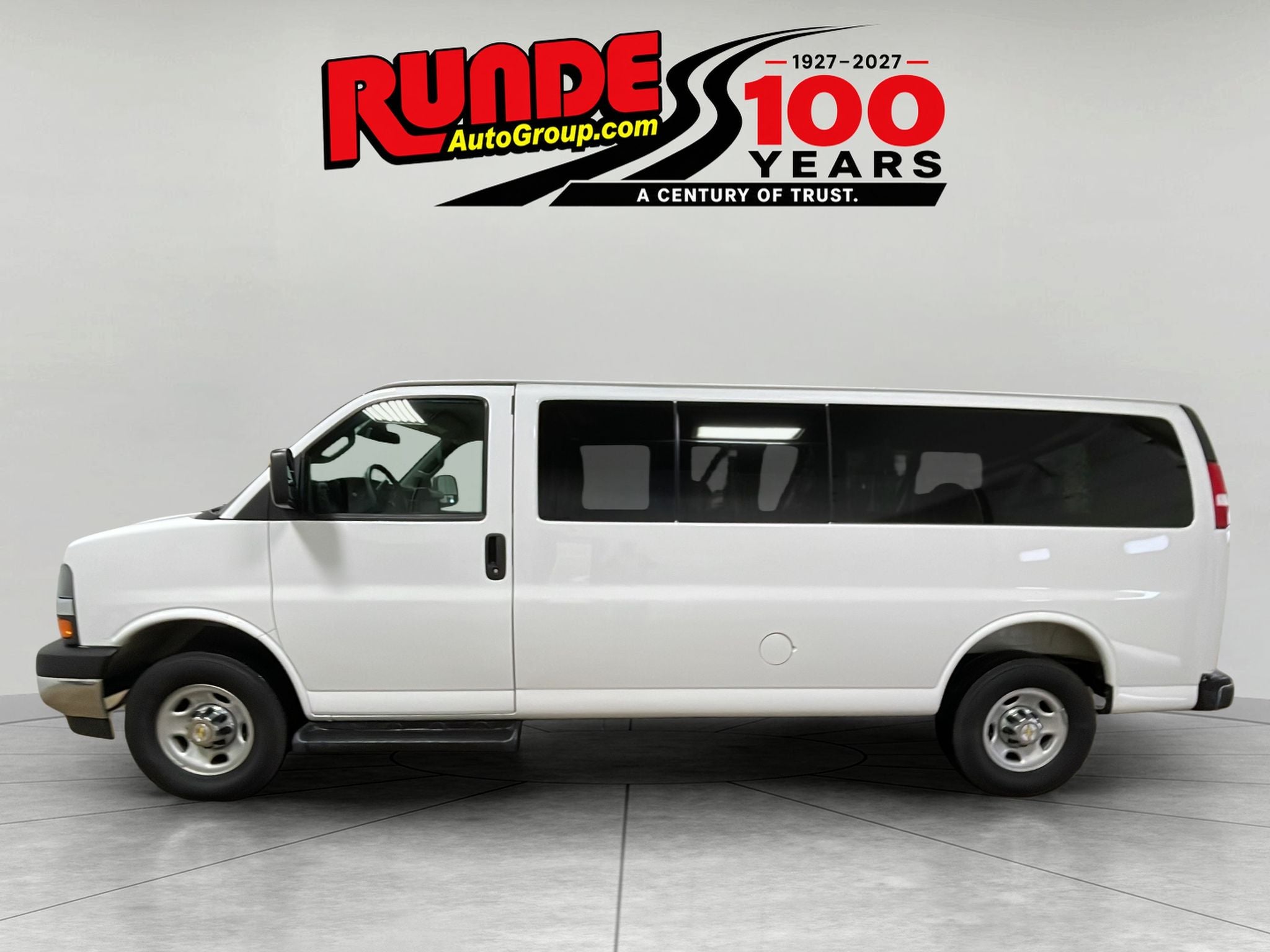 2025 Chevrolet Express Passenger 1LT