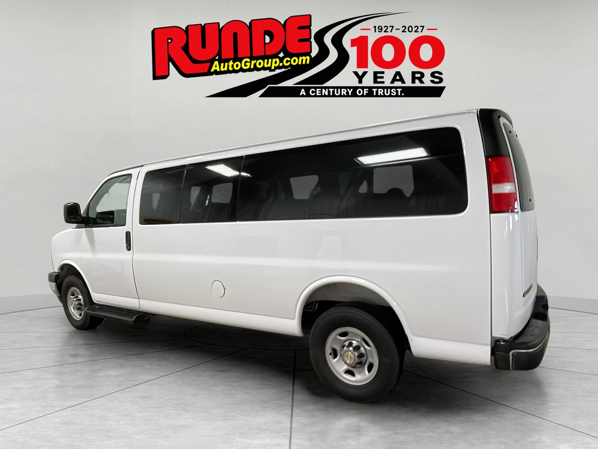 2025 Chevrolet Express Passenger 1LT