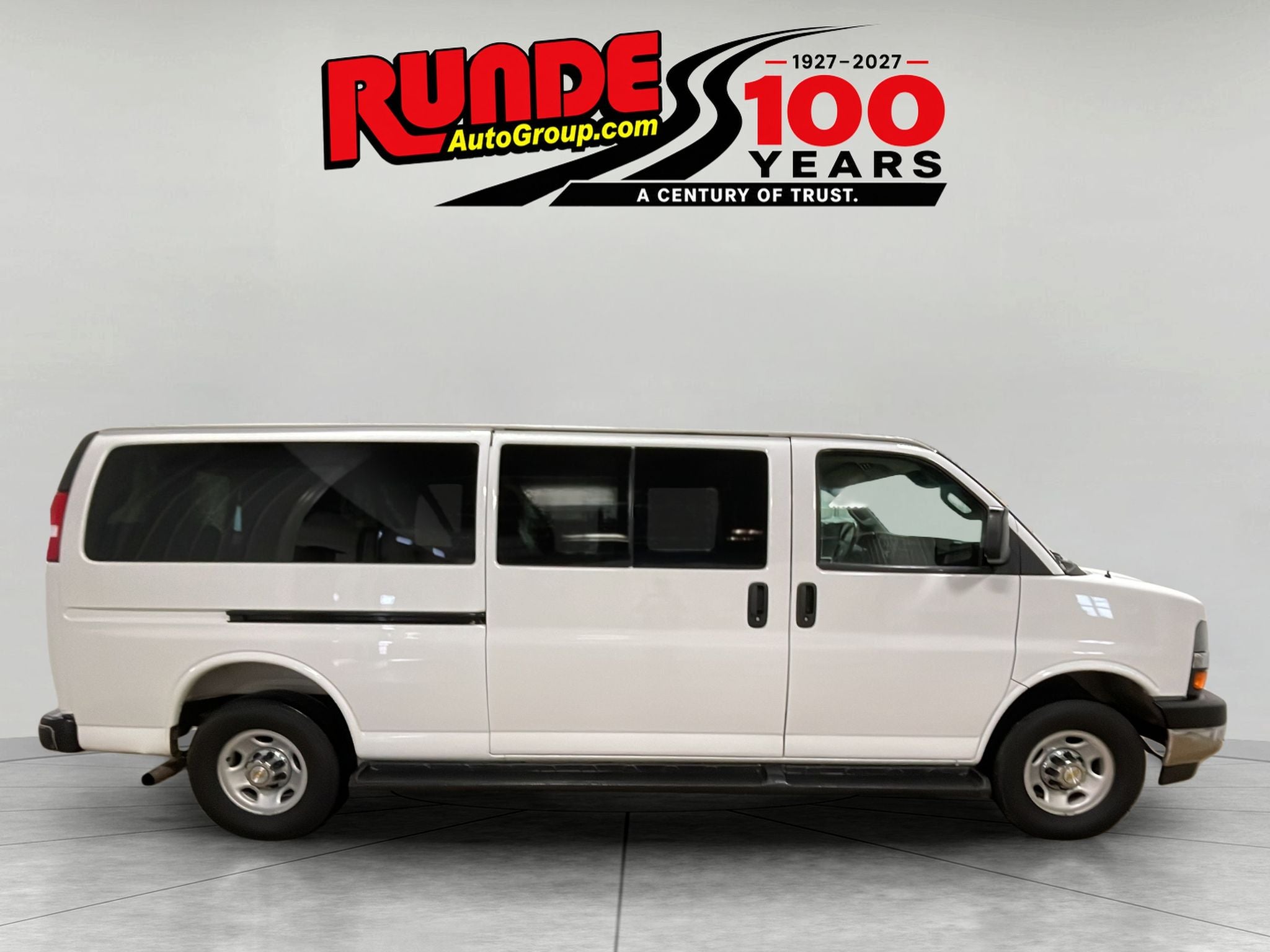 2025 Chevrolet Express Passenger 1LT