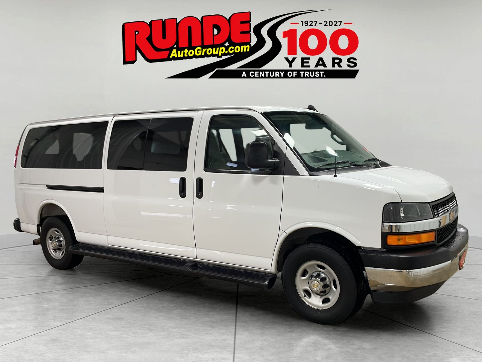 2025 Chevrolet Express Passenger 1LT
