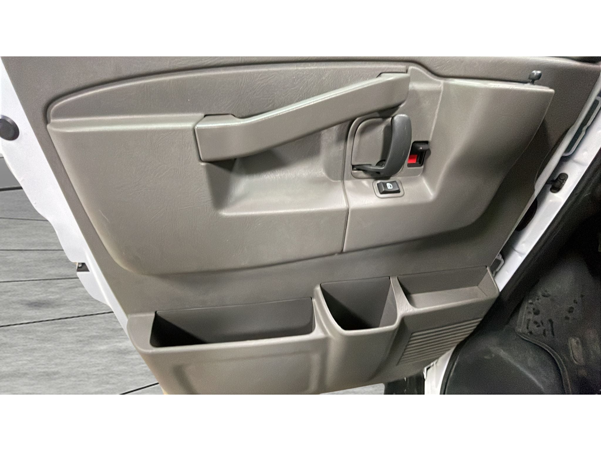 2025 Chevrolet Express Passenger 1LT