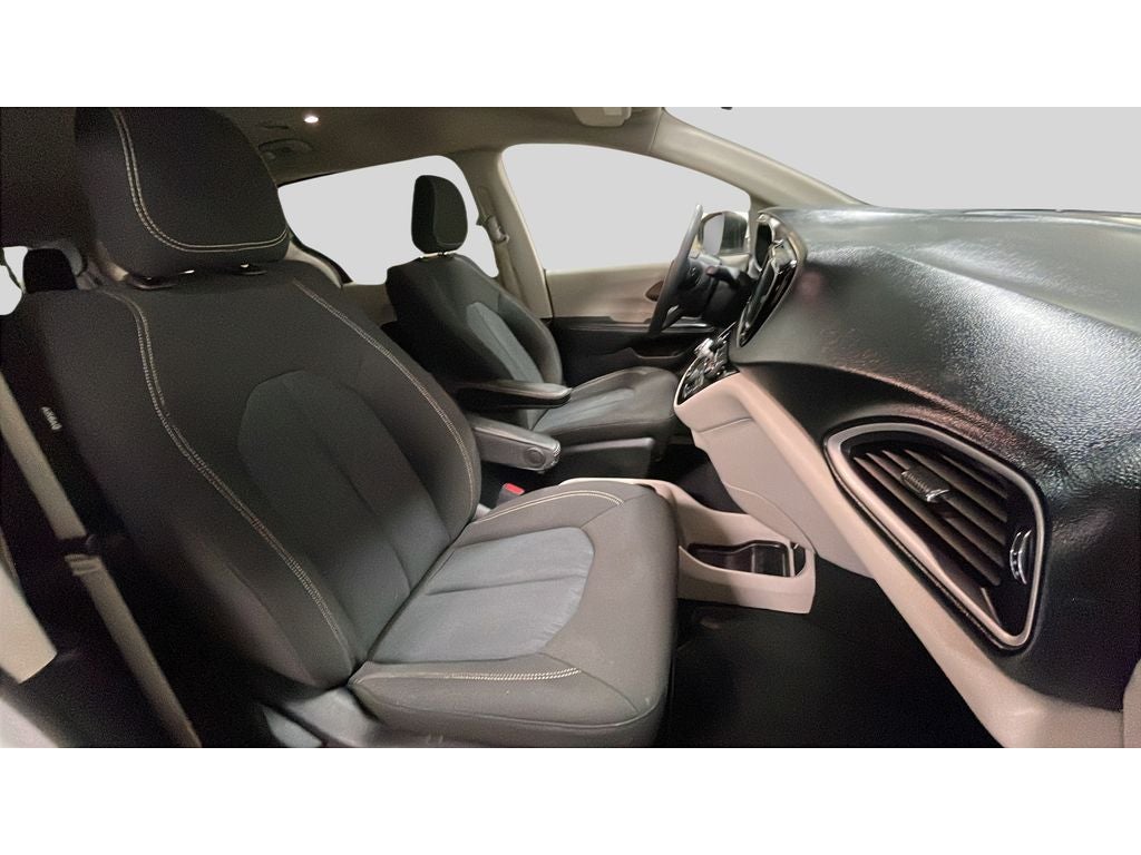 2020 Chrysler Voyager LX