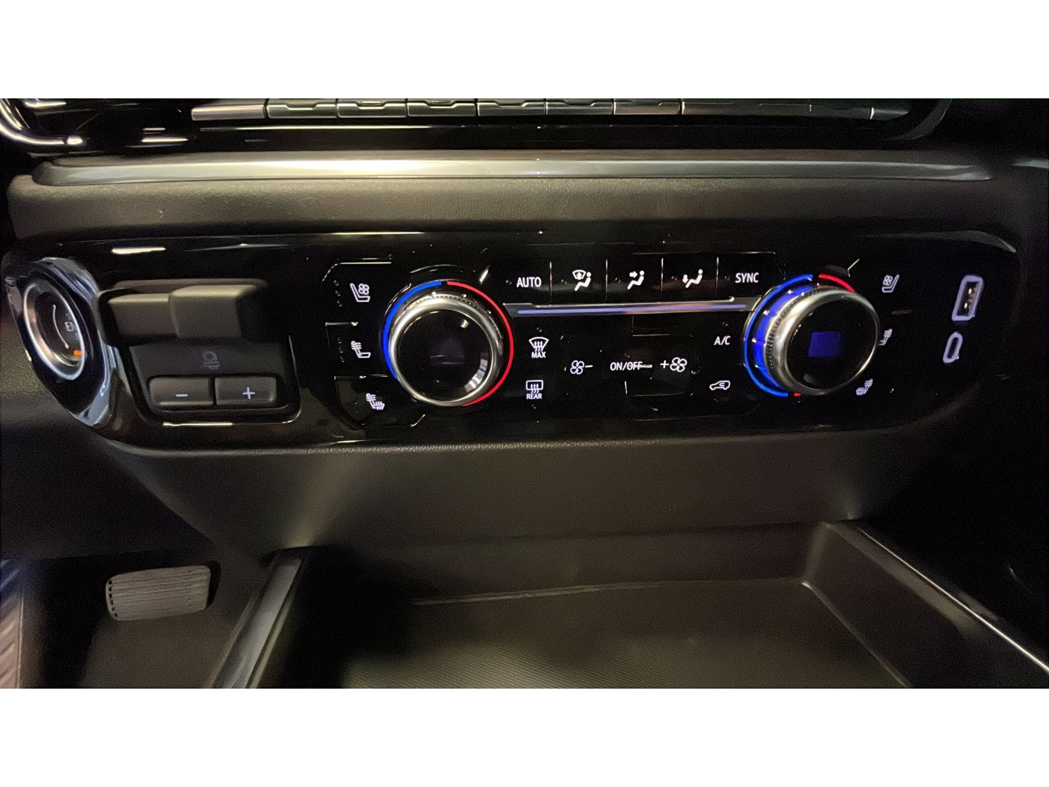 2026 GMC Sierra 1500 SLT - Photo 14